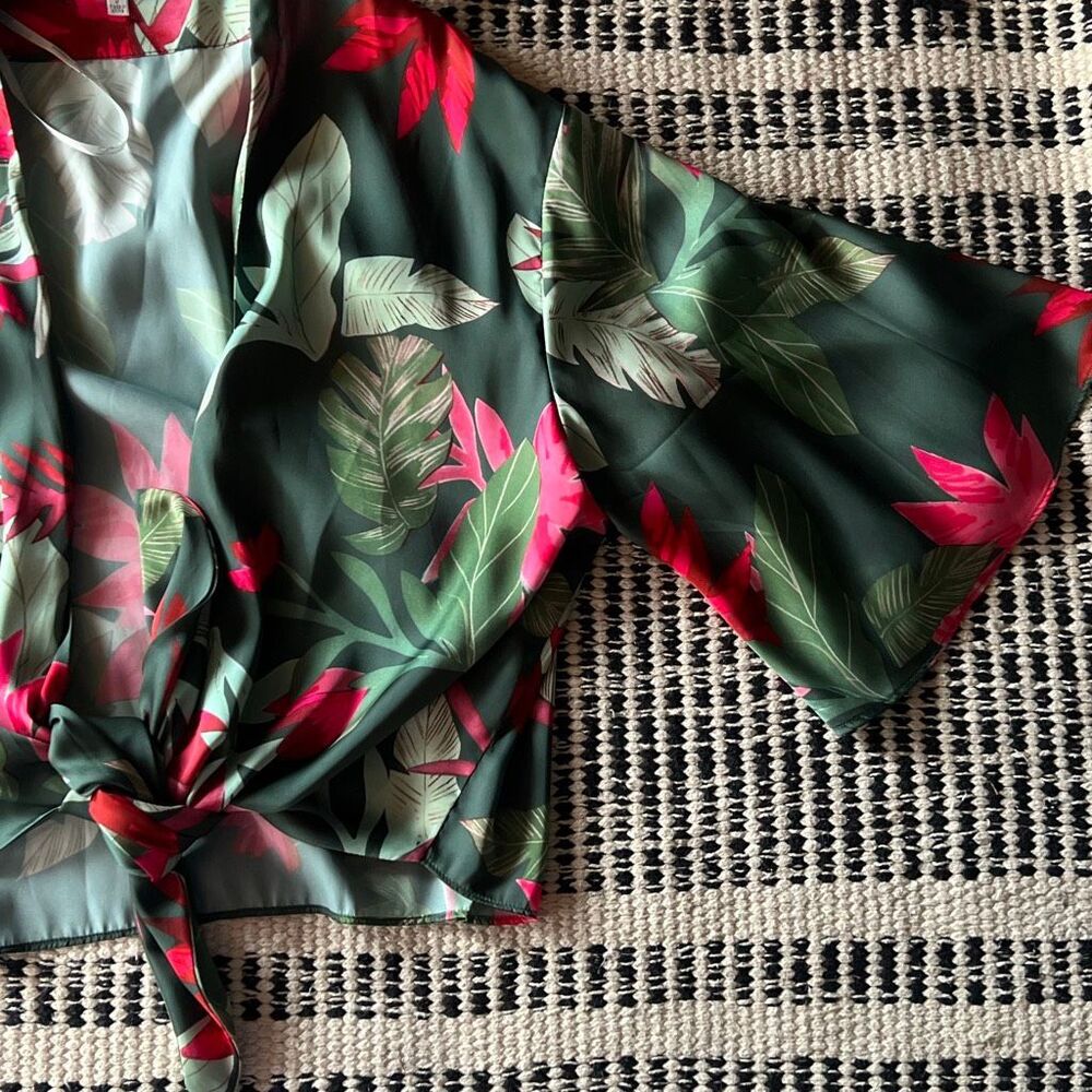 Lovers + Friends Size Small green cropped satin Tie front blouse REVOLVE - Picture 3 of 5